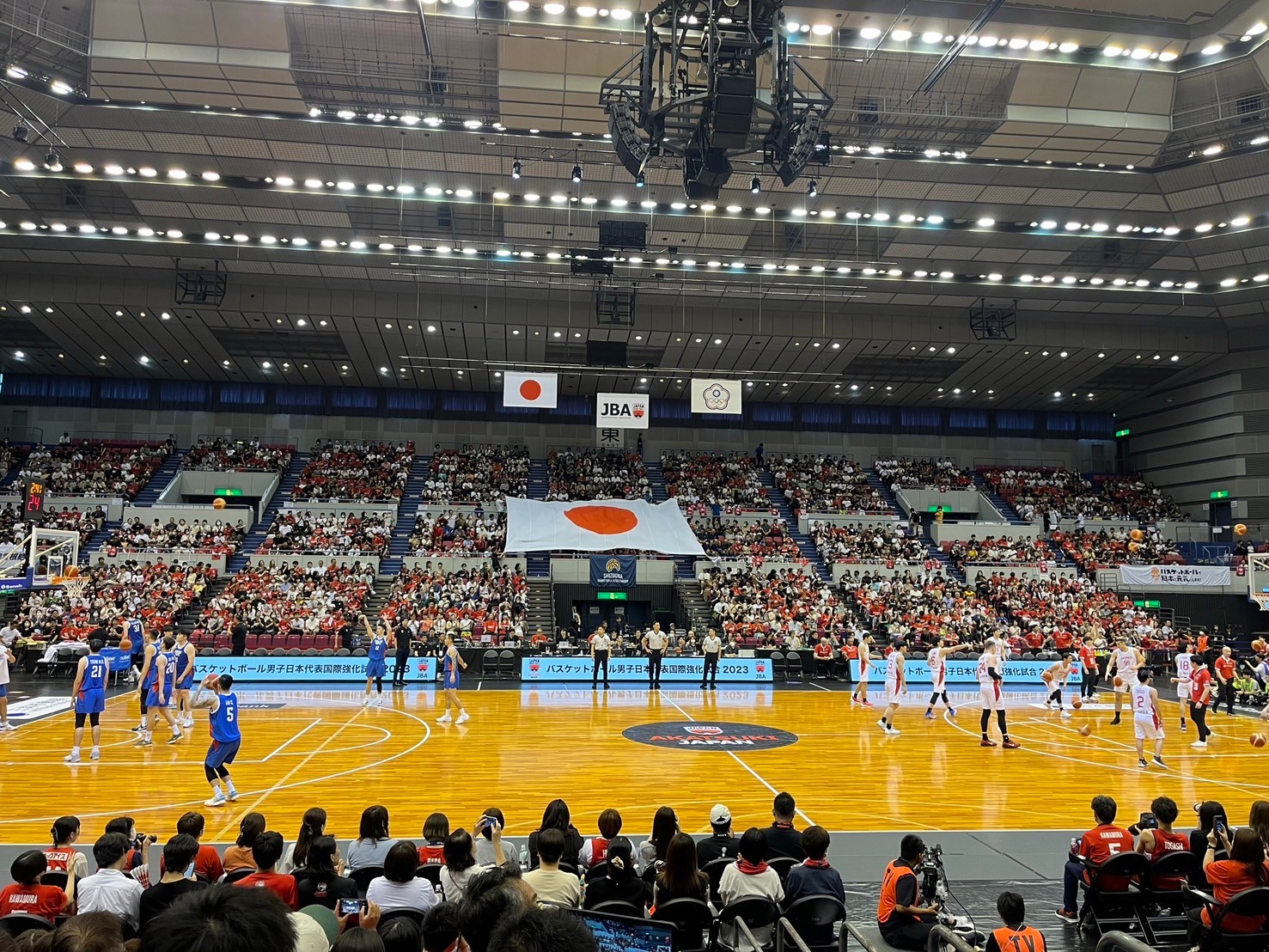 1階コートサイドから