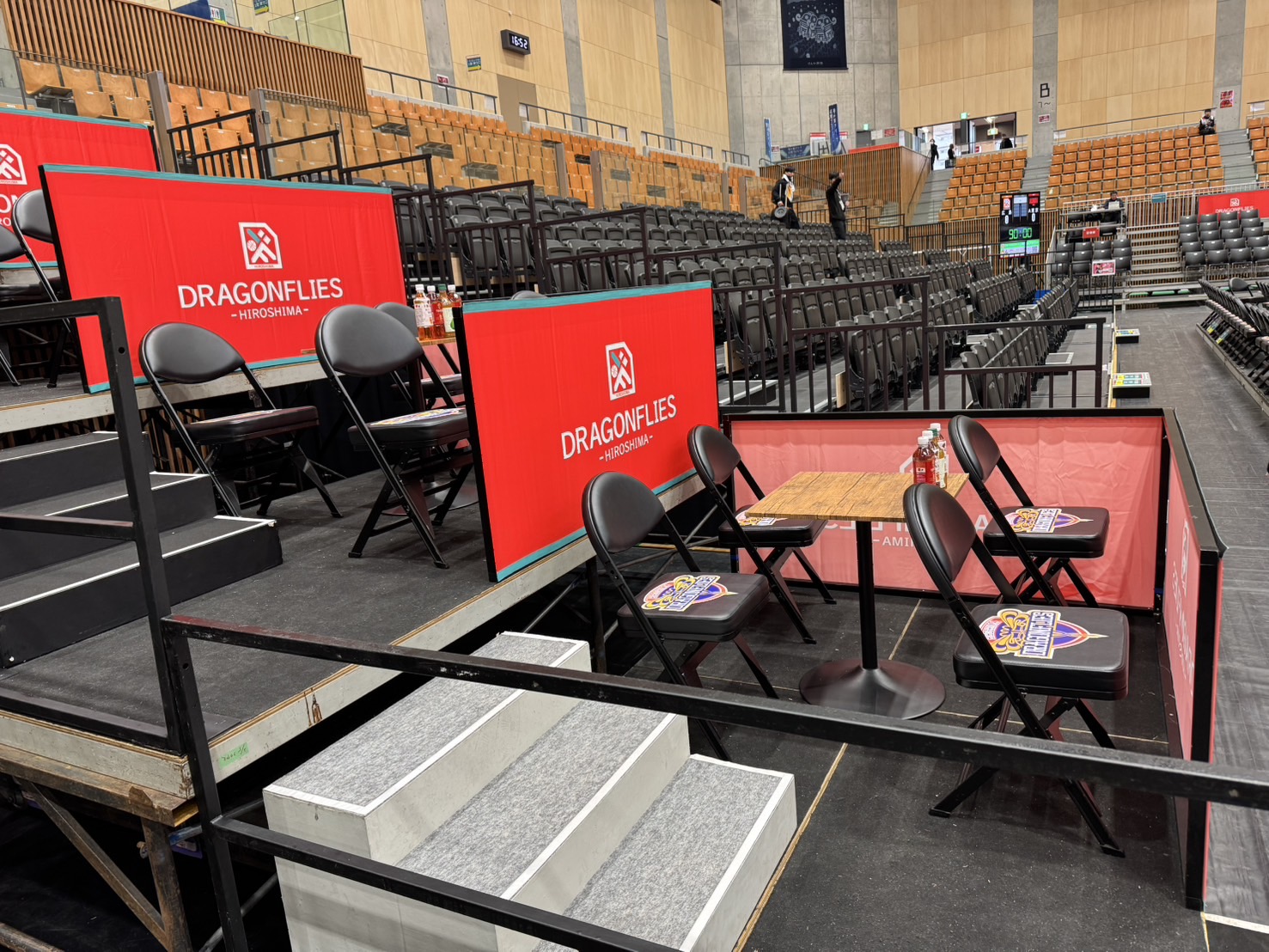 1階ベンチ向かい側のグループ席